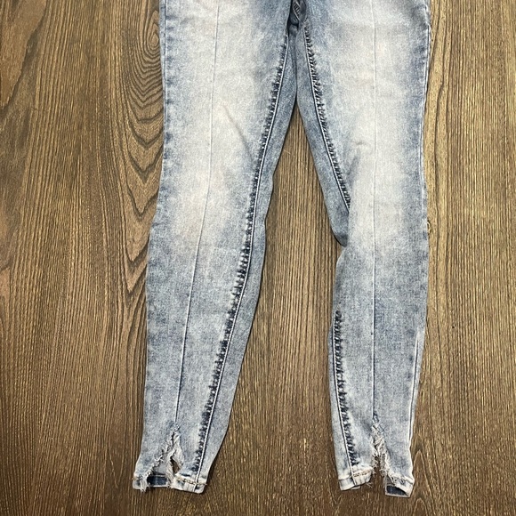 M Jeans by Maurices Skinny High Rise Button Fly Split Hem Acid Wash Size XS - Picture 2 of 13